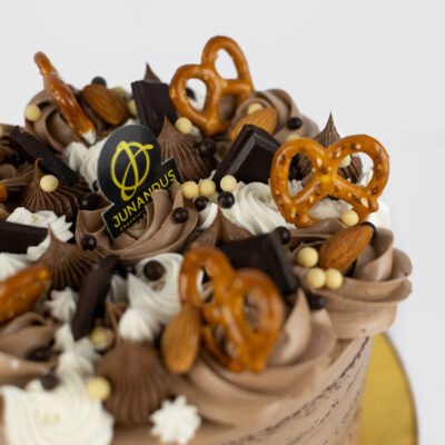 Hazelnut chocolate cake 4 scaled