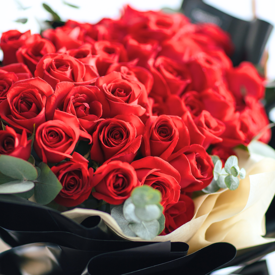 Luxuriante 50 red roses bouquet free delivery kl & pj