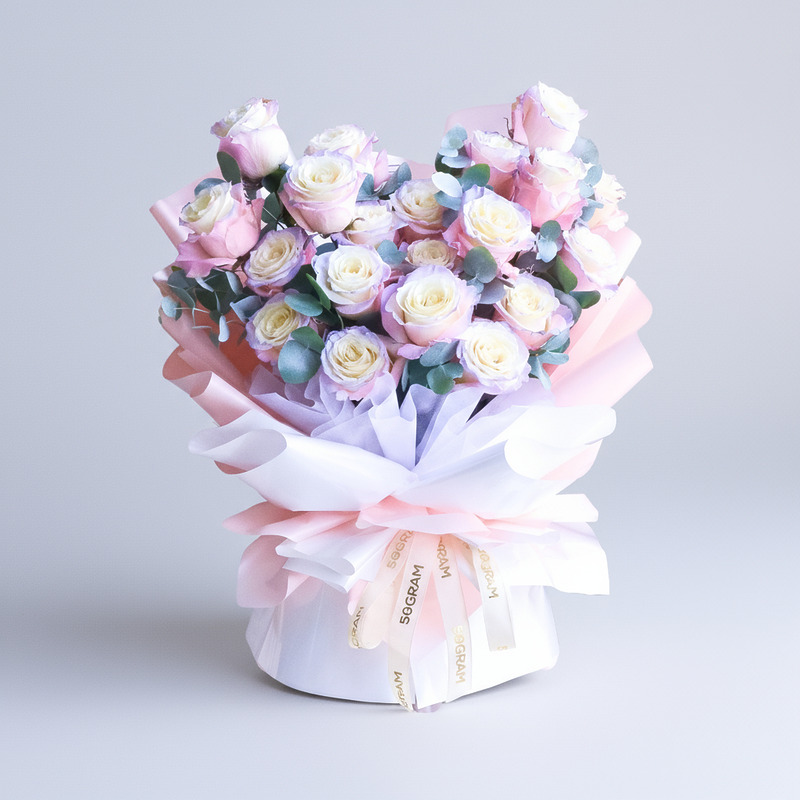 Gradience Rosy Roses Hand Bouquet