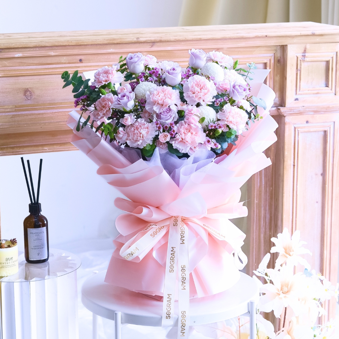 Primo amore beige carnation hand bouquet - image 5