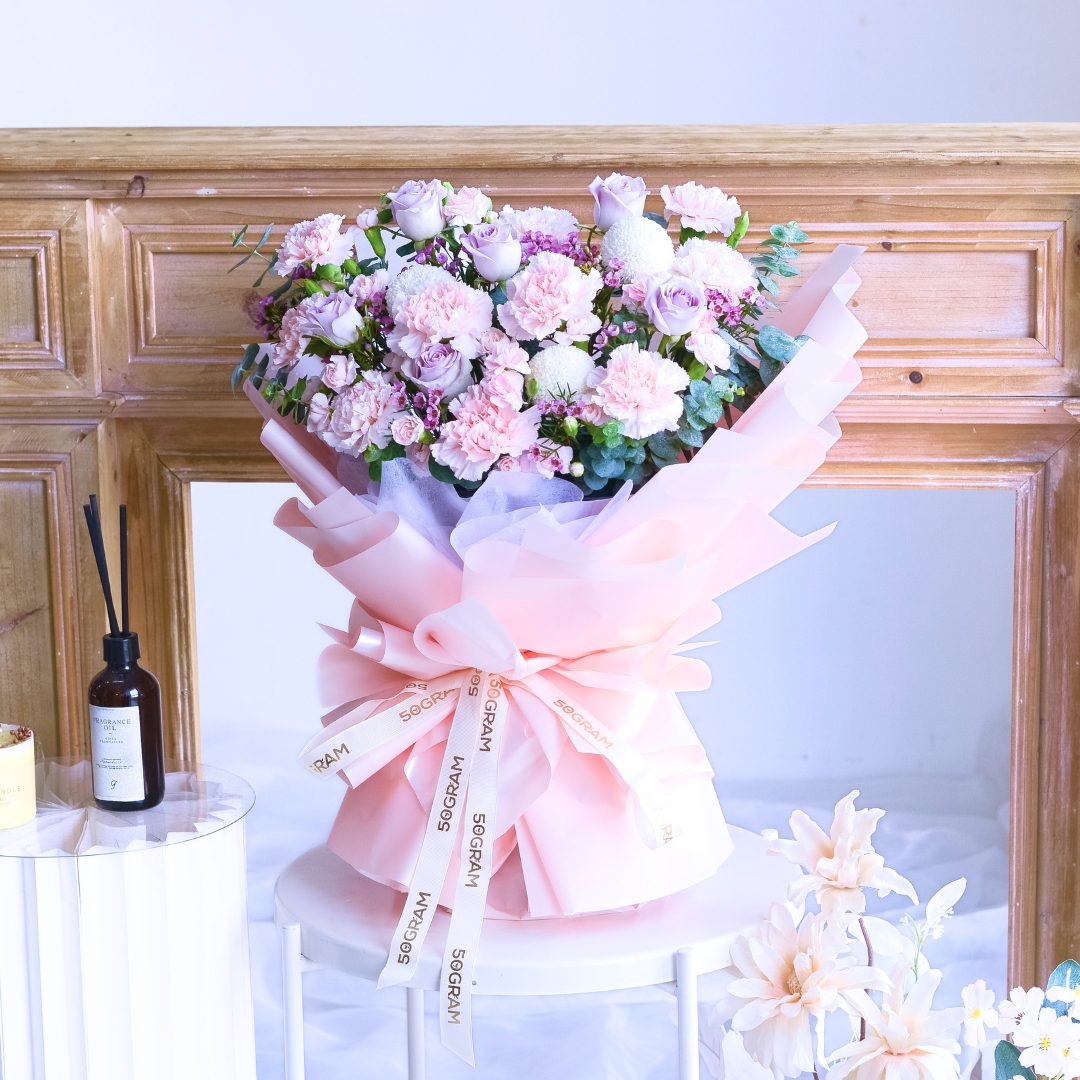 Primo amore beige carnation hand bouquet - image 6