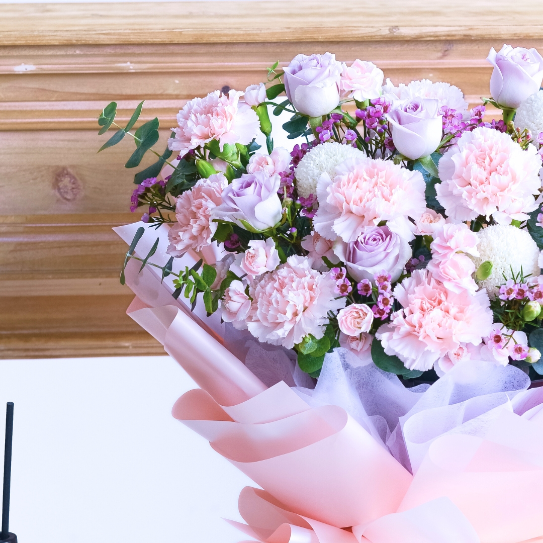 Primo amore beige carnation hand bouquet - image 7