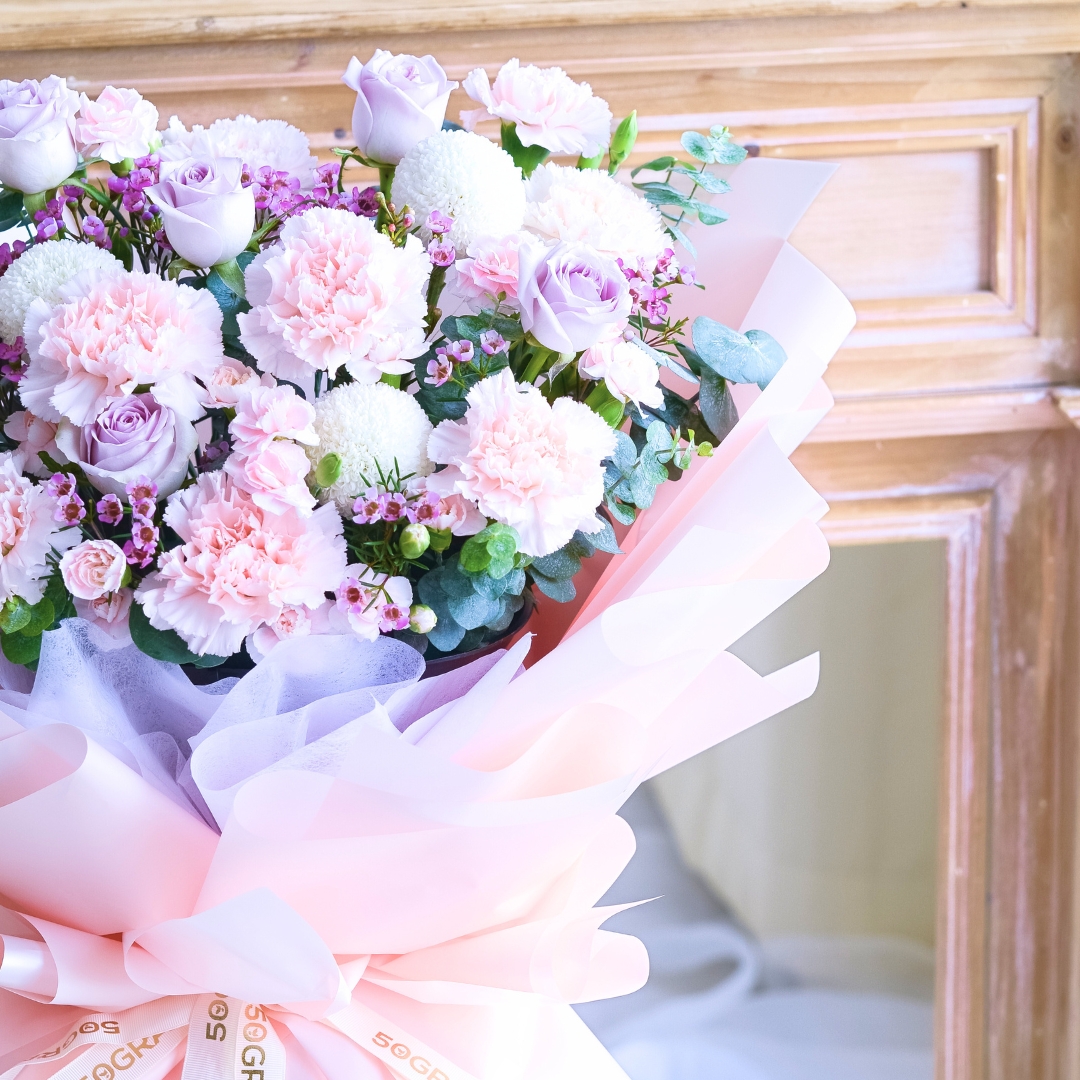 Primo amore beige carnation hand bouquet - image 8