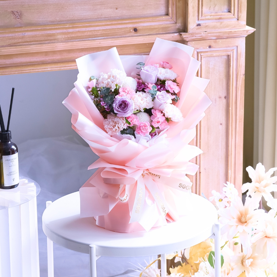 Primo amore beige carnation hand bouquet - image 9