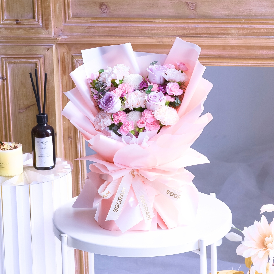 Primo amore beige carnation hand bouquet - image 10