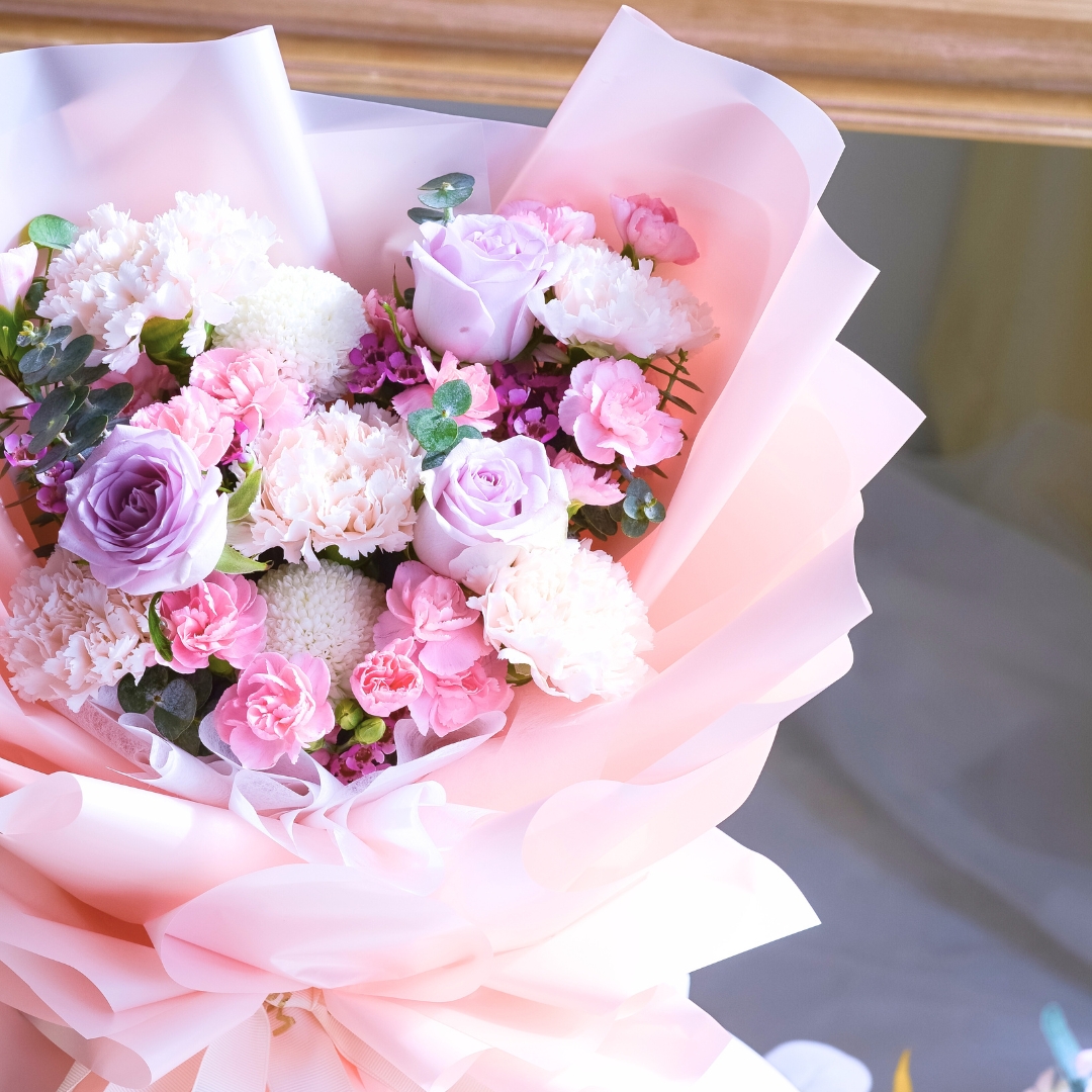 Primo amore beige carnation hand bouquet - image 12