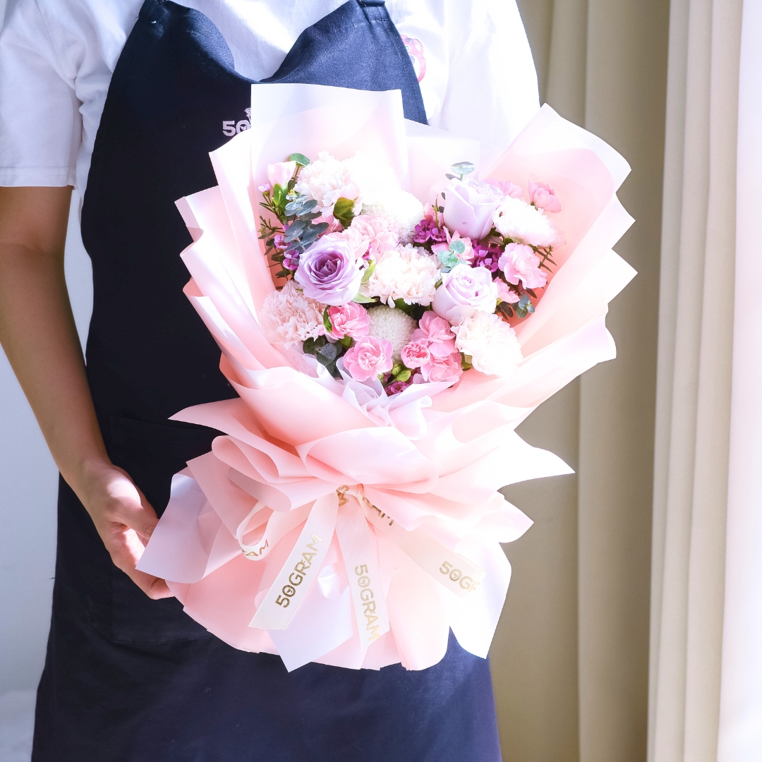 Primo amore beige carnation hand bouquet - image 13