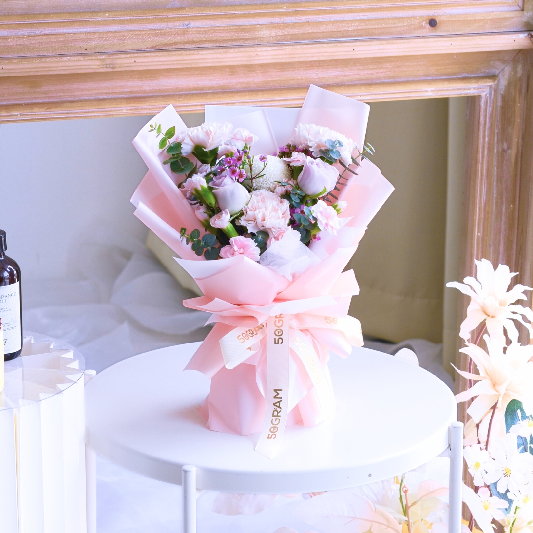 Primo amore beige carnation hand bouquet - image 14