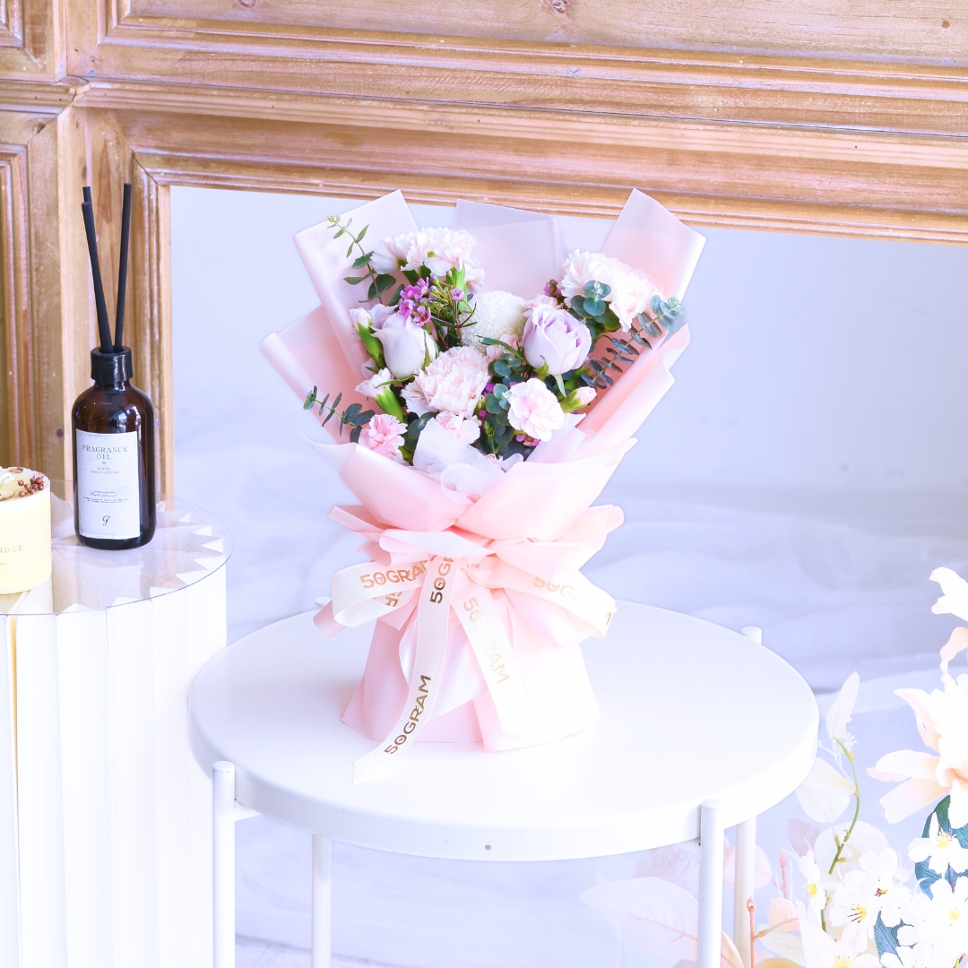 Primo amore beige carnation hand bouquet - image 15