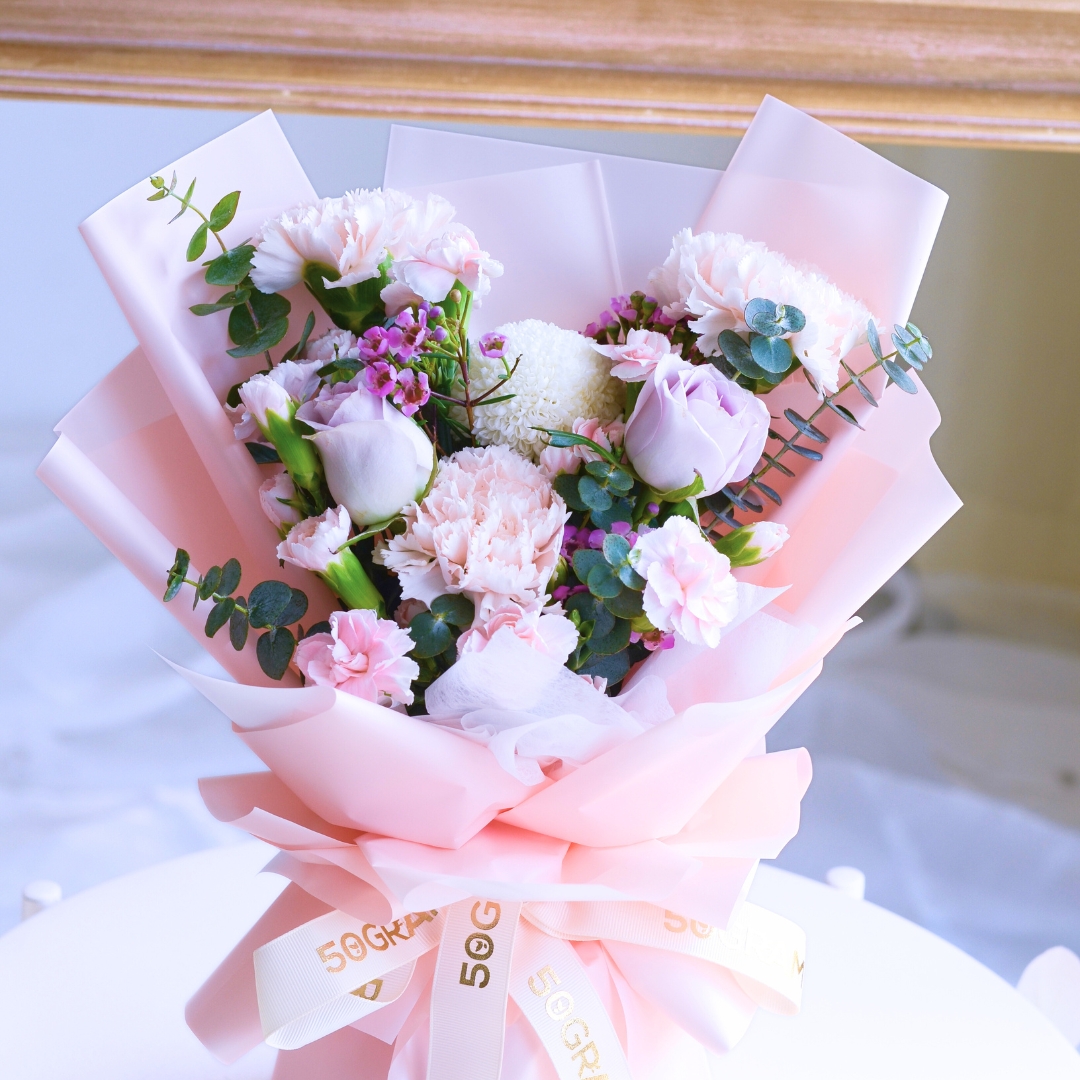 Primo amore beige carnation hand bouquet - image 16