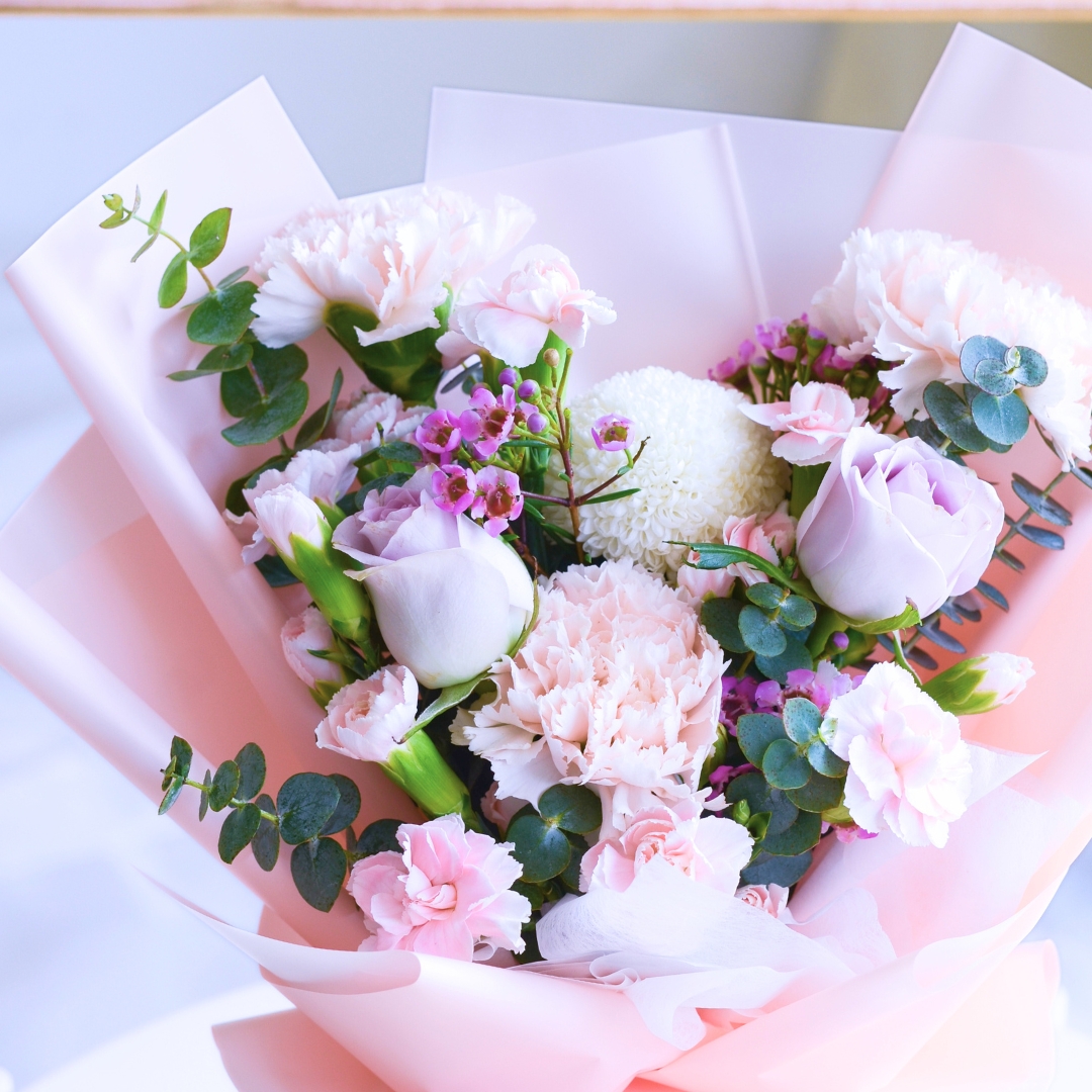 Primo amore beige carnation hand bouquet - image 17