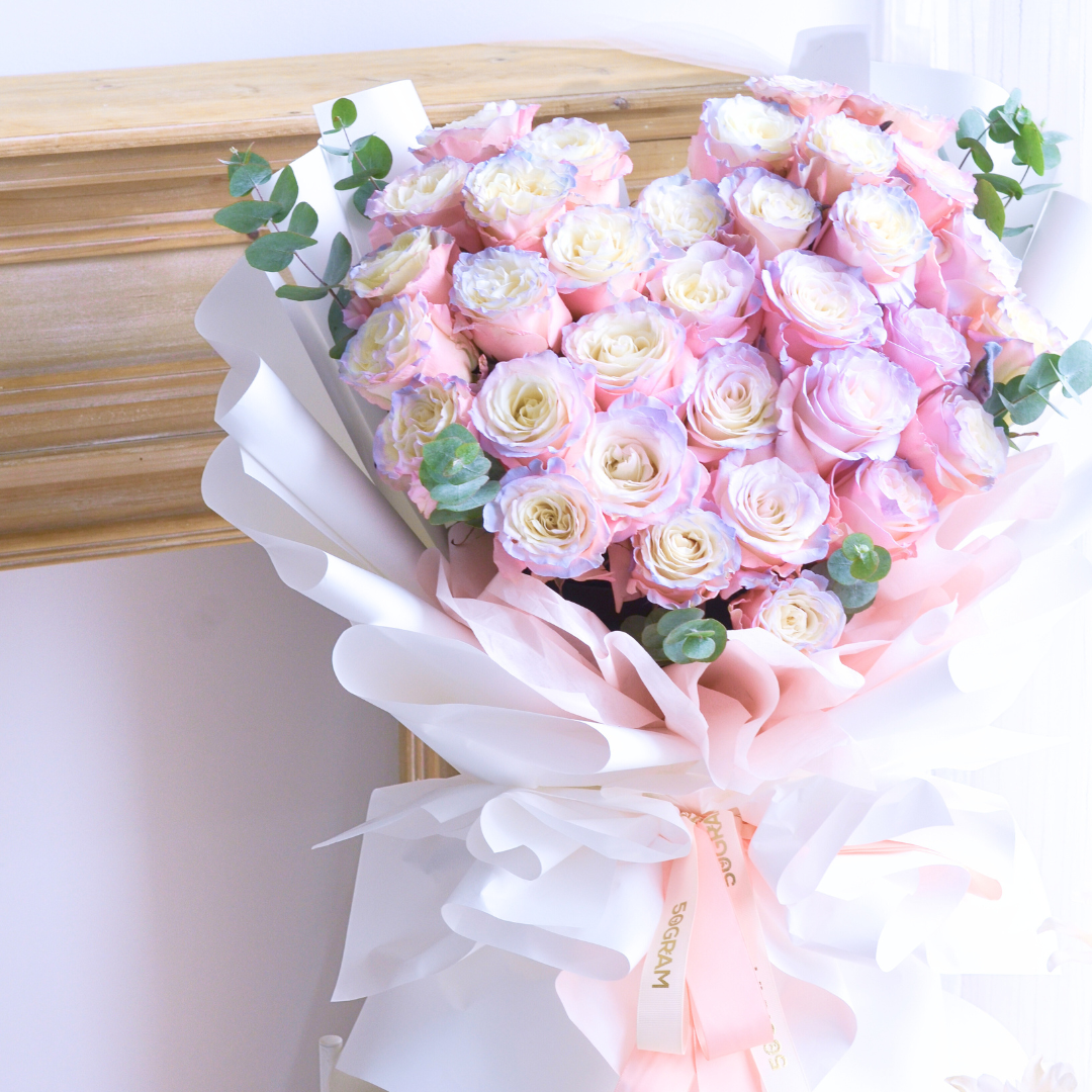 Aurora 33 roses hand bouquet - image 4