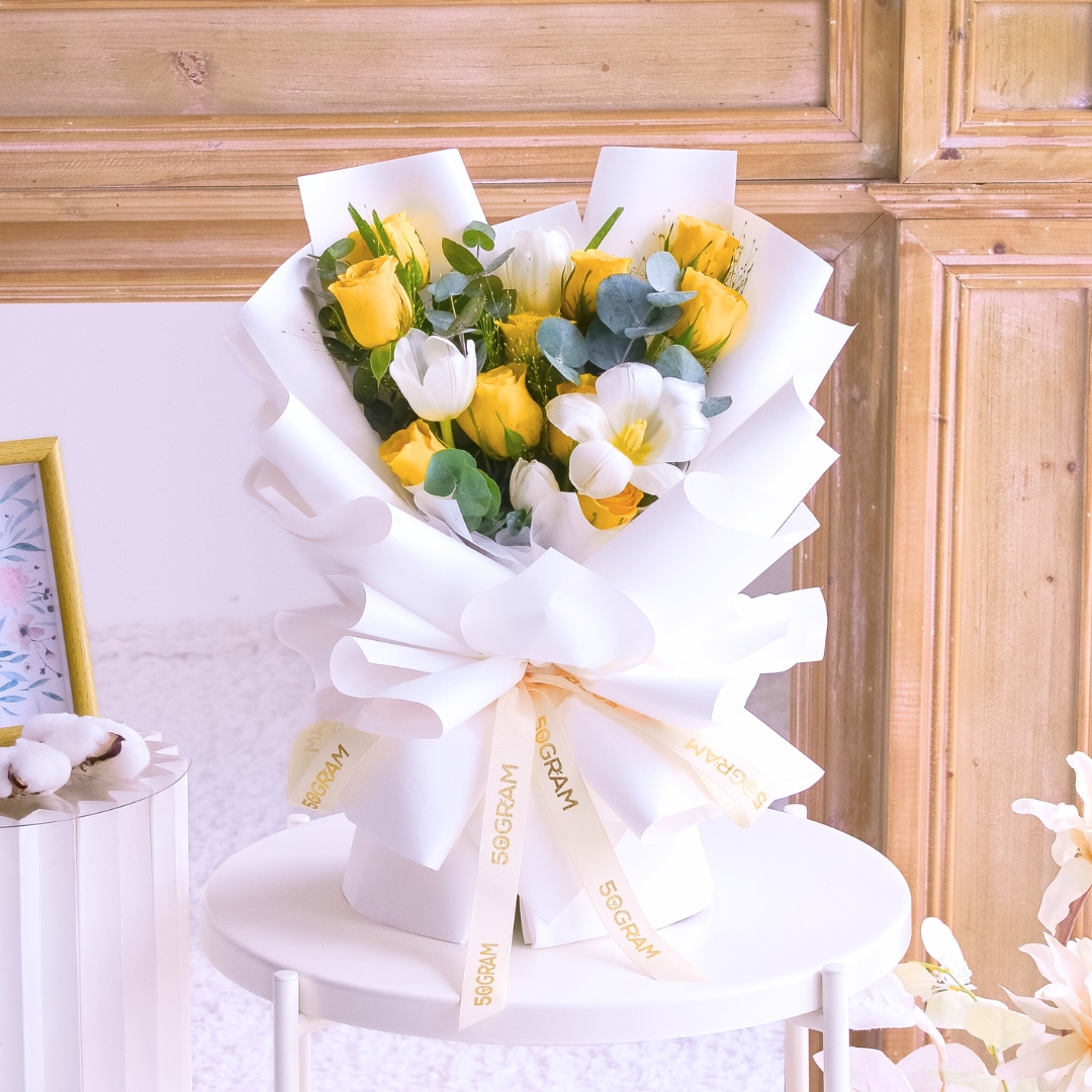 Ivory delight yellow roses hand bouquet - image 4