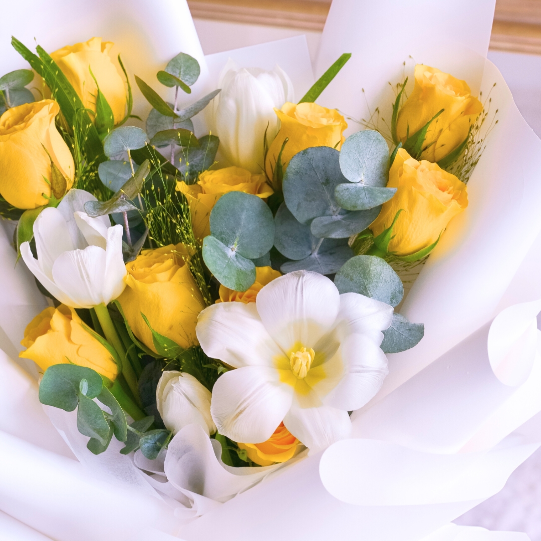 Ivory delight yellow roses hand bouquet - image 8