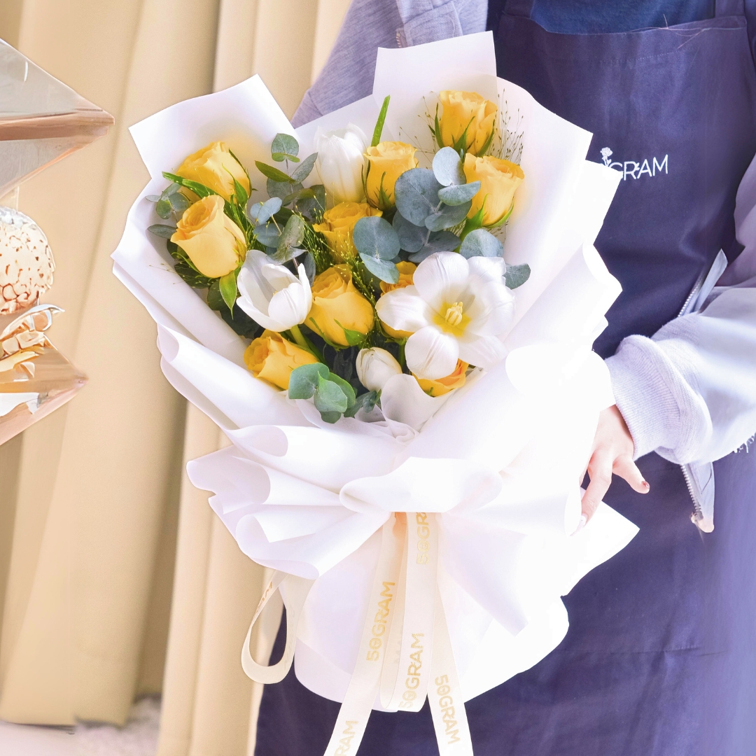 Ivory delight yellow roses hand bouquet - image 7