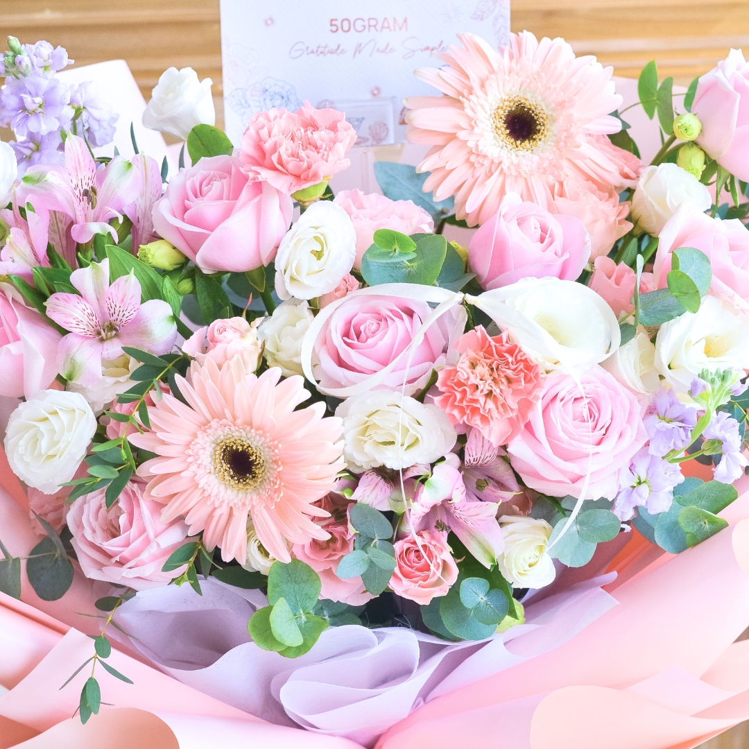 Lush romance hand bouquet - image 11