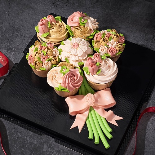 Lovely cream cupcake bouquet 7