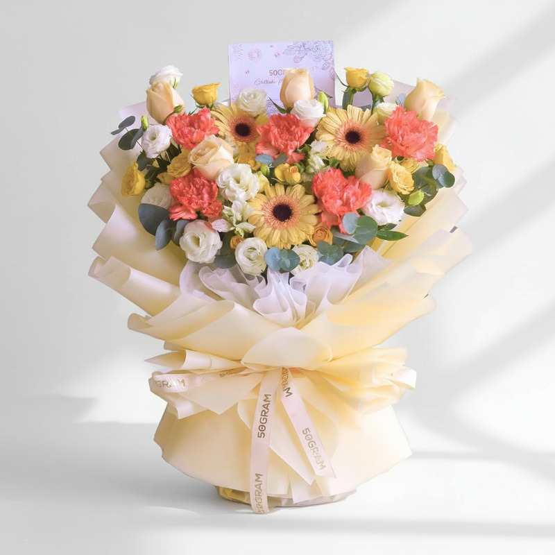 Sweet Glow Champagne Daisy Hand Bouquet