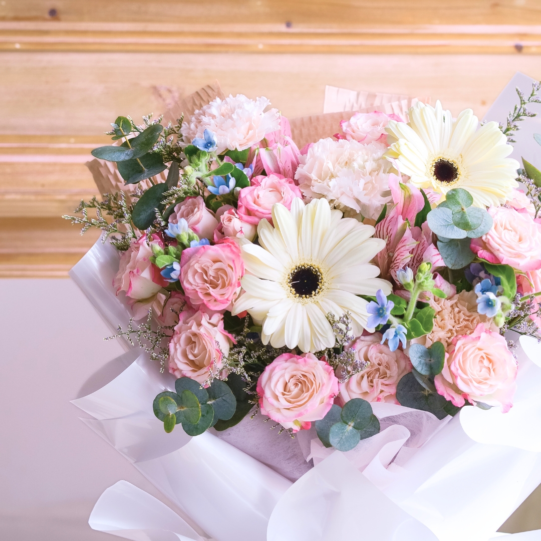 Maison andrea white daisy hand bouquet - image 13