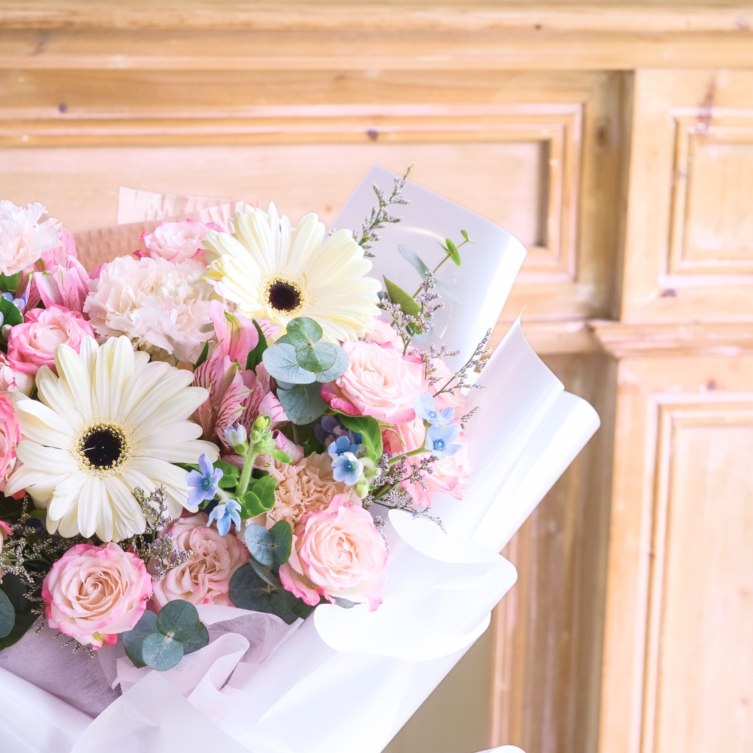 Maison andrea white daisy hand bouquet - image 14