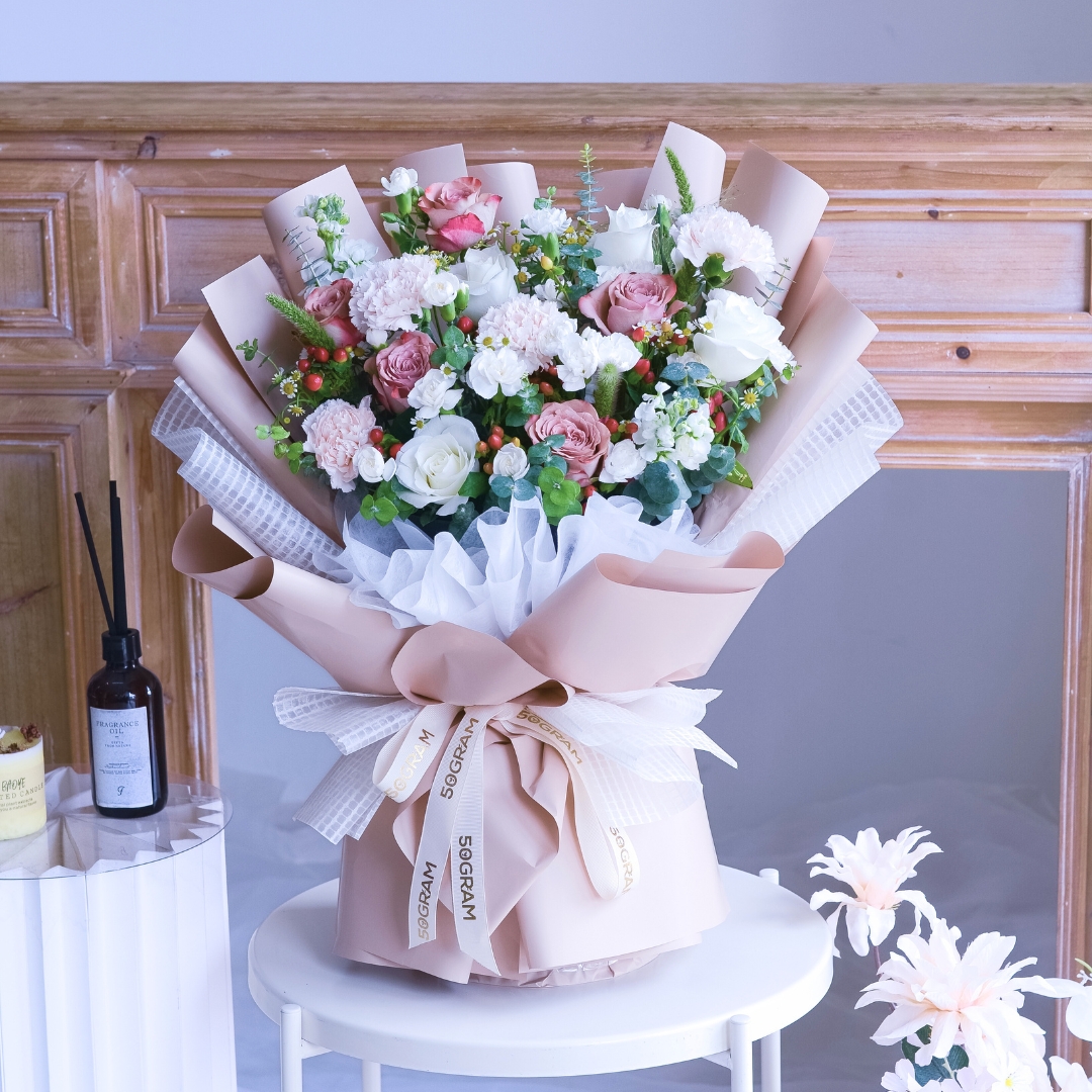 Neutral muse cappuccino roses hand bouquet - image 6