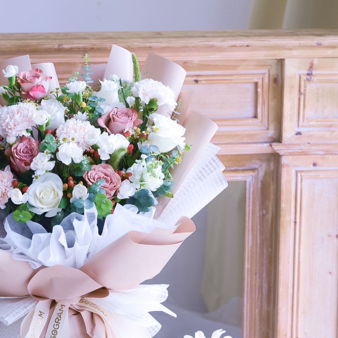 Neutral muse cappuccino roses hand bouquet - image 9