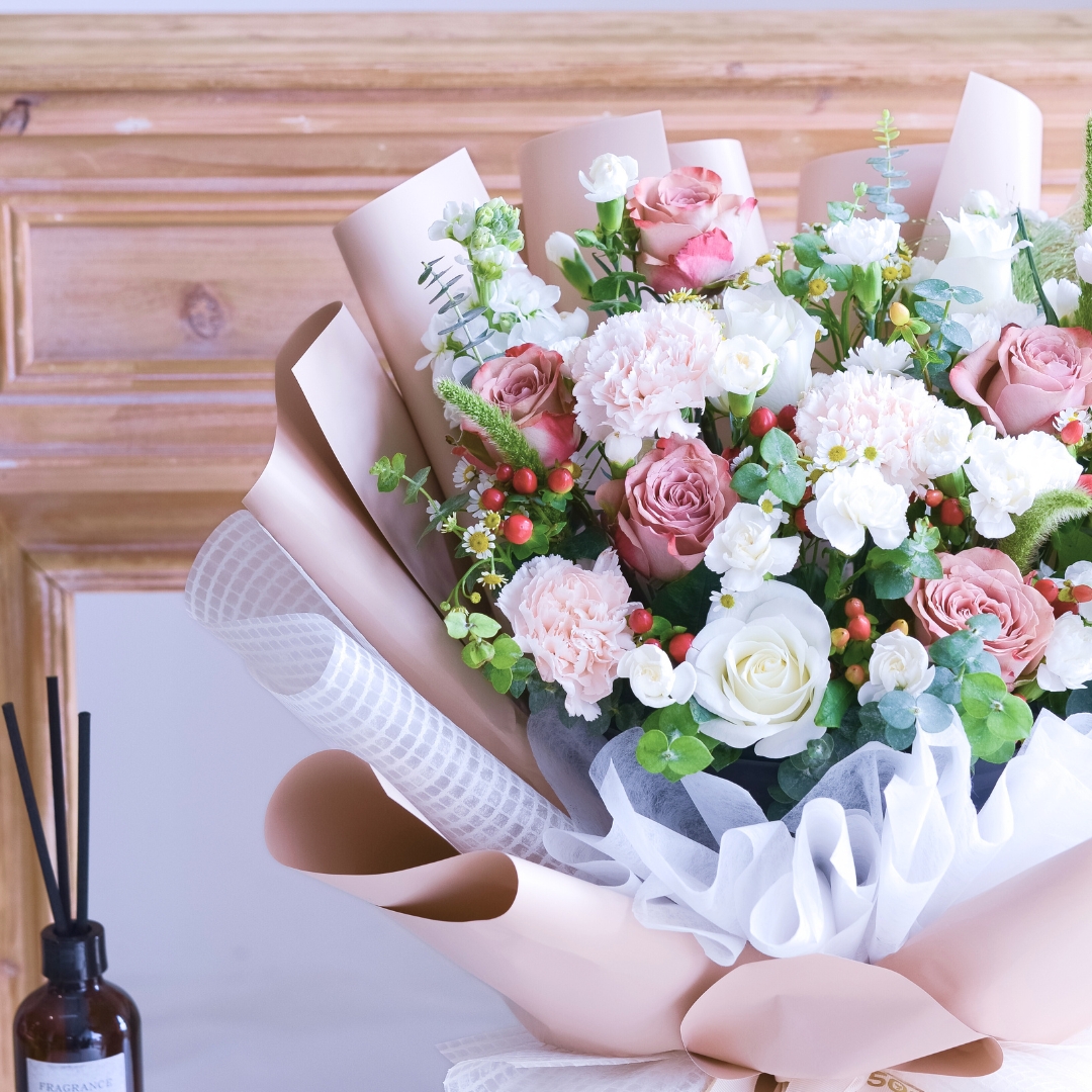 Neutral muse cappuccino roses hand bouquet - image 8