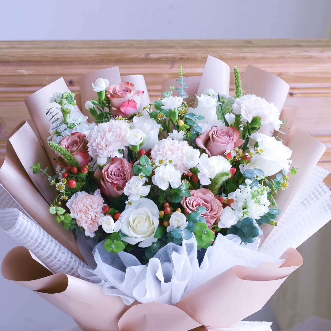 Neutral muse cappuccino roses hand bouquet - image 10