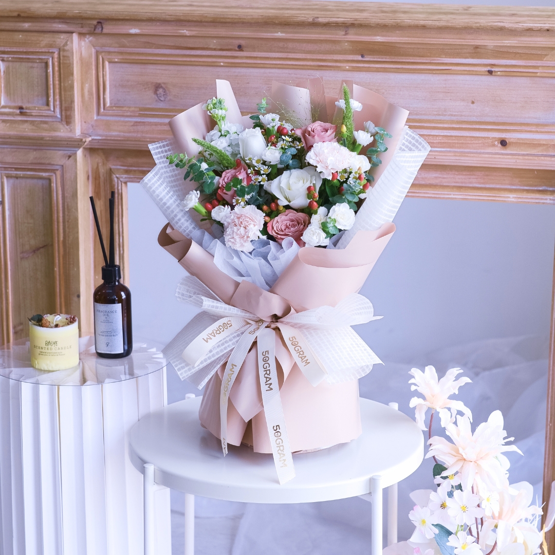 Neutral muse cappuccino roses hand bouquet - image 13