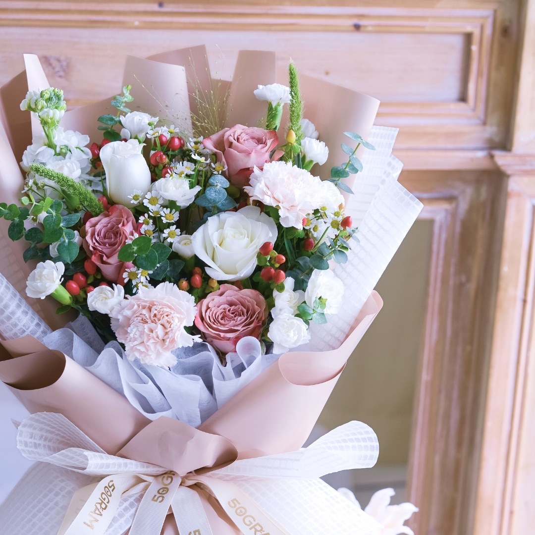 Neutral muse cappuccino roses hand bouquet - image 15