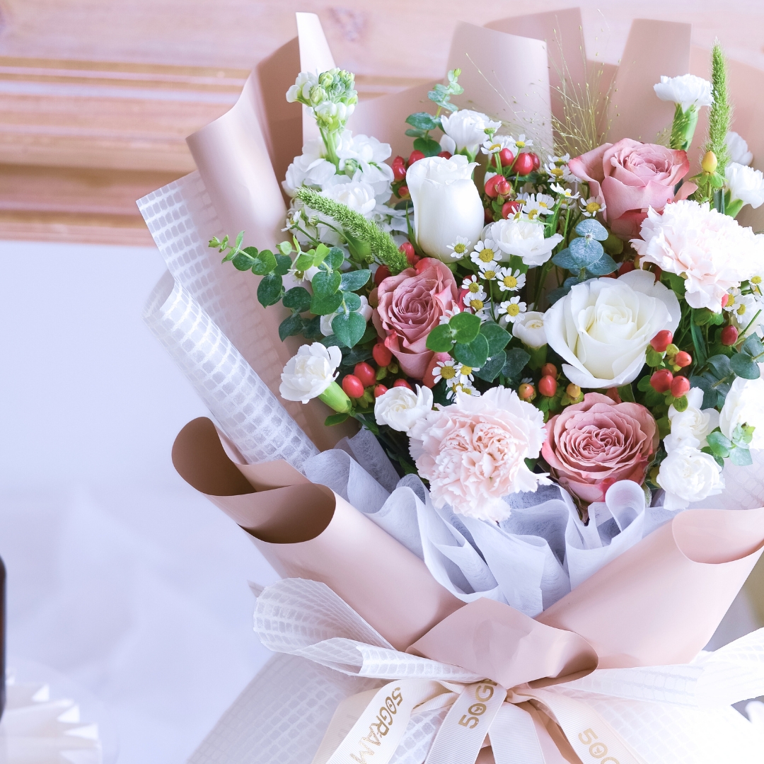 Neutral muse cappuccino roses hand bouquet - image 14