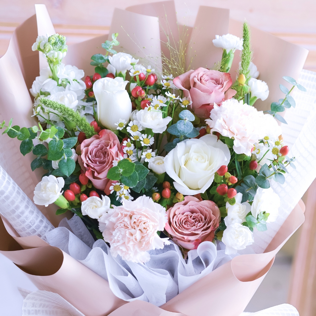 Neutral muse cappuccino roses hand bouquet - image 16