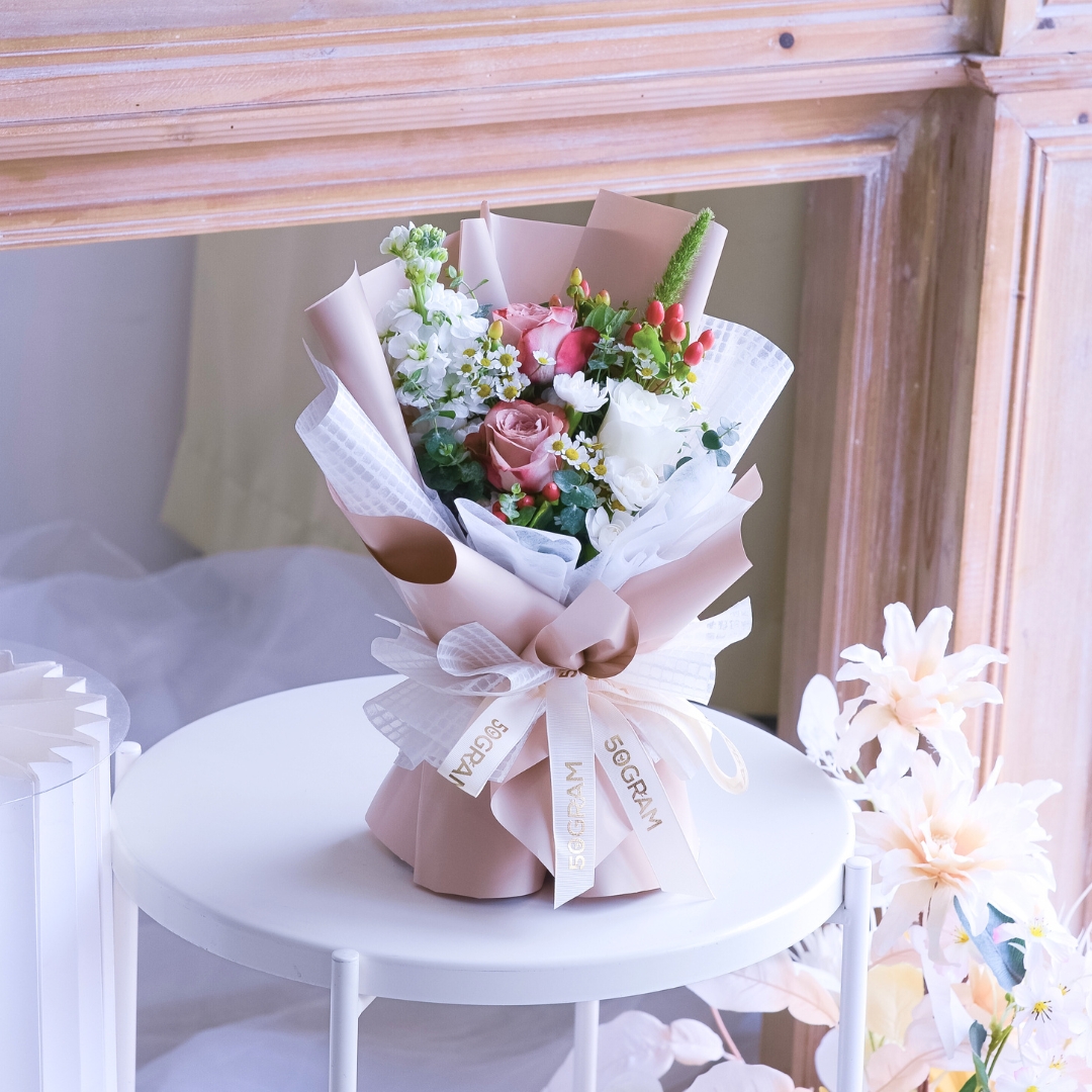 Neutral muse cappuccino roses hand bouquet - image 17