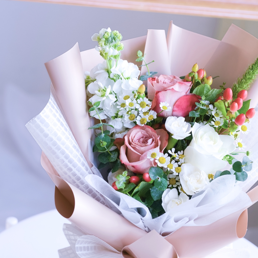 Neutral muse cappuccino roses hand bouquet - image 19