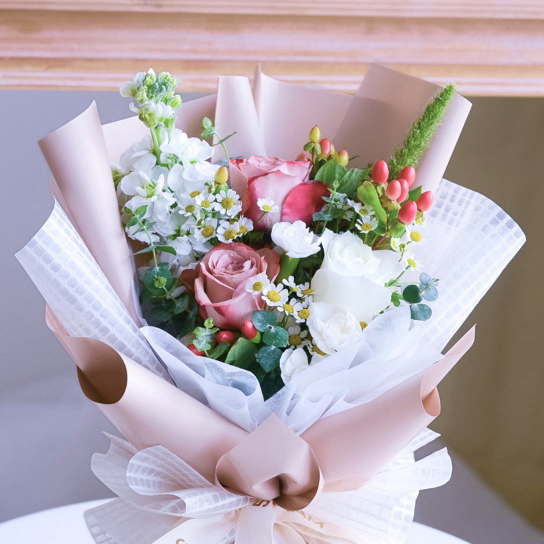 Neutral muse cappuccino roses hand bouquet - image 20