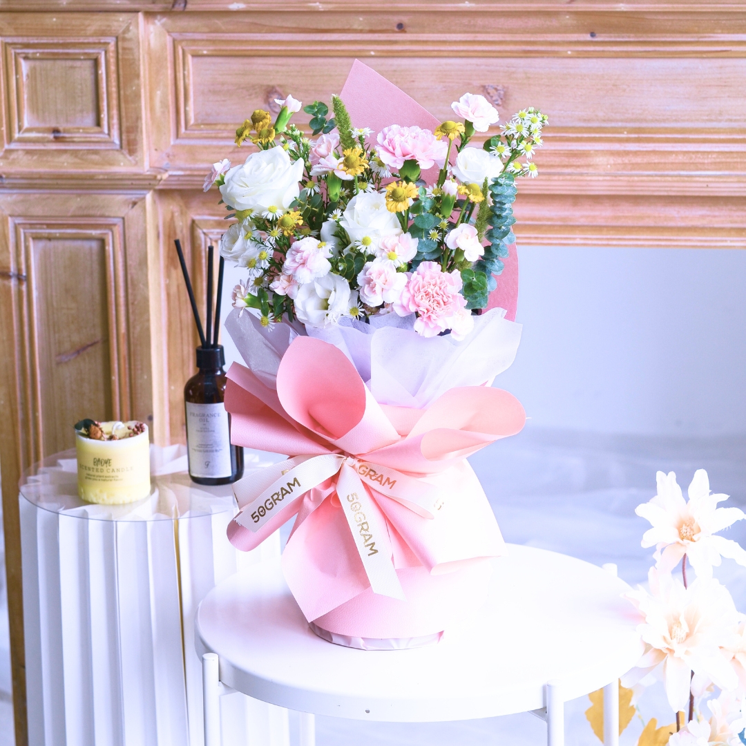 Spring gleam white roses hand bouquet - image 4