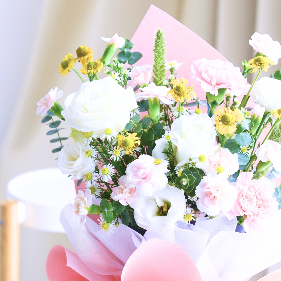 Spring gleam white roses hand bouquet - image 6