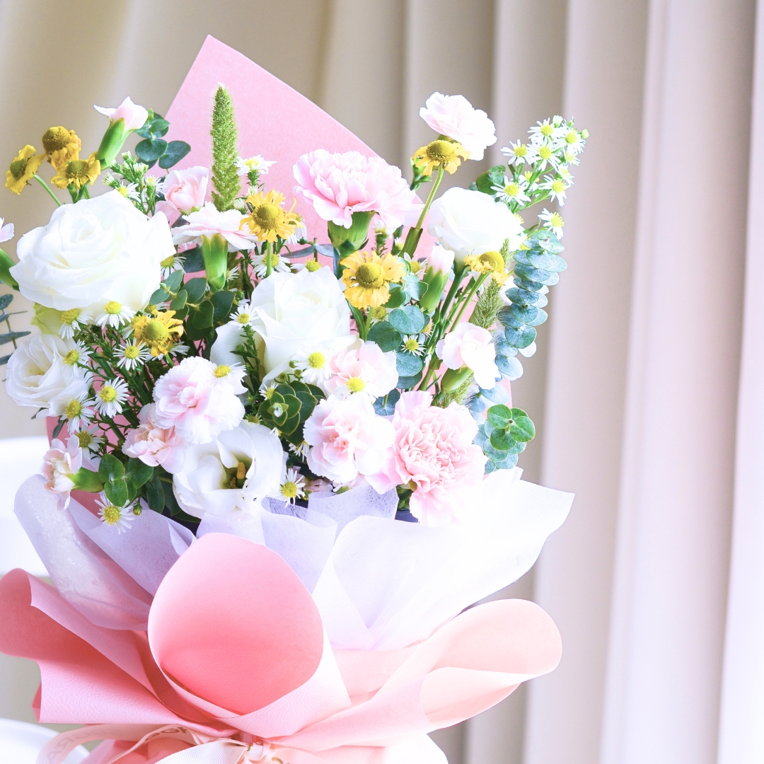 Spring gleam white roses hand bouquet - image 7