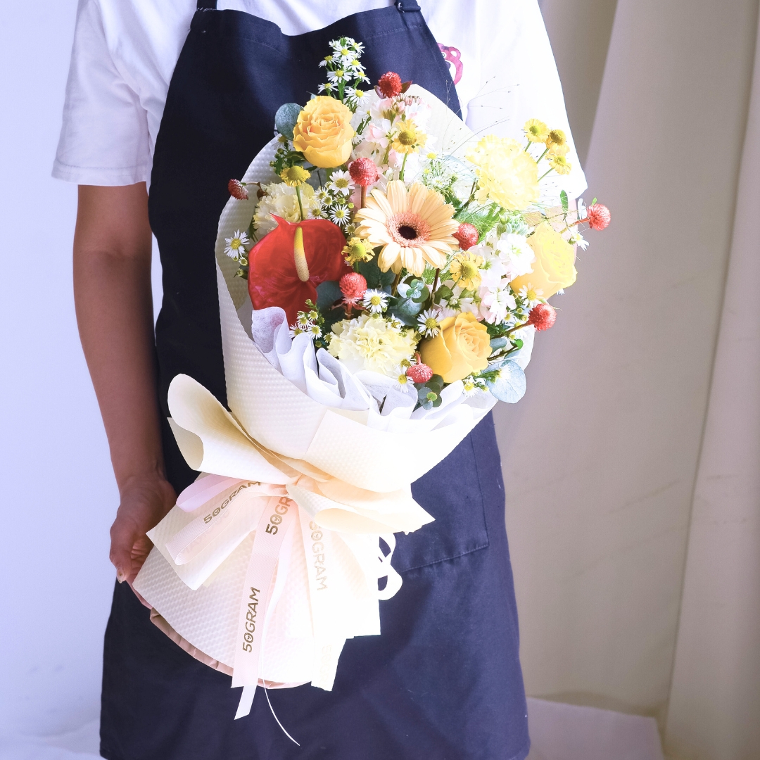 Sunset motion milky daisy hand bouquet - image 9