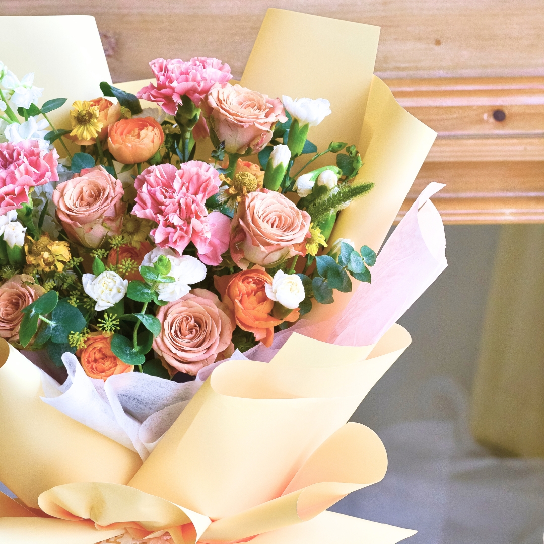 Caramel cloud cappuccino roses hand bouquet - image 7