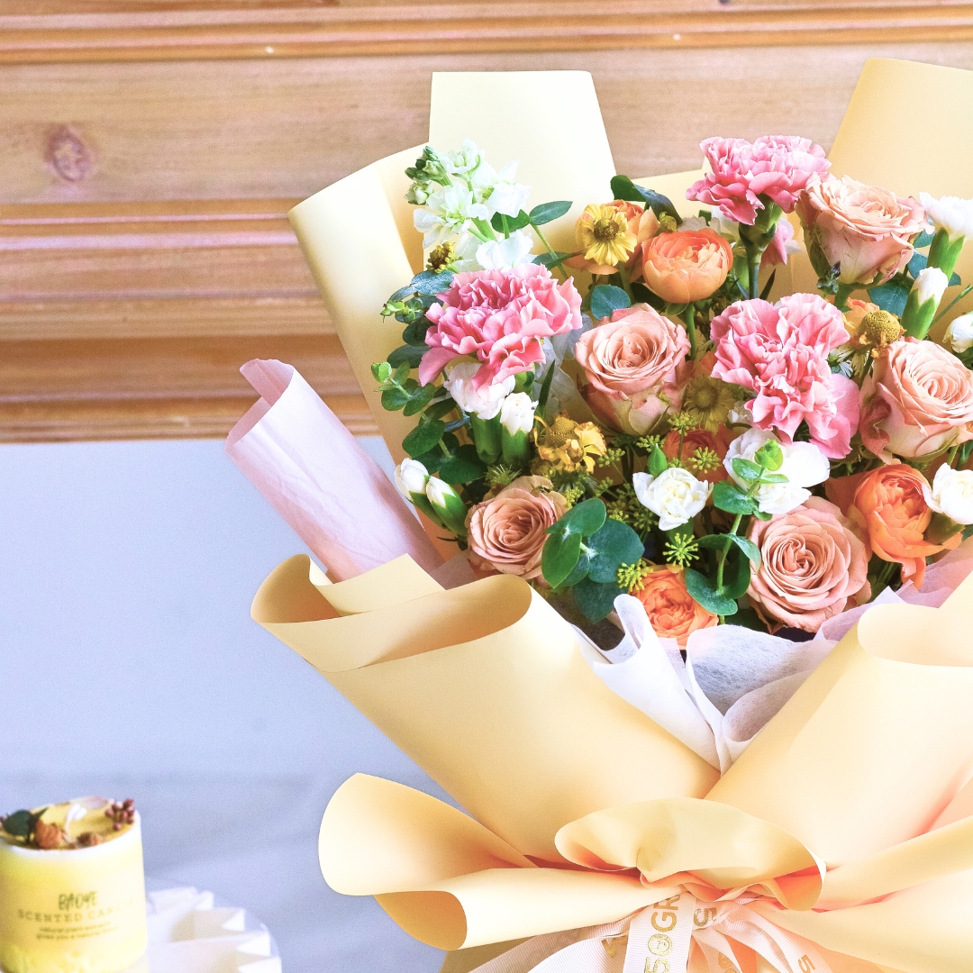 Caramel cloud cappuccino roses hand bouquet - image 8