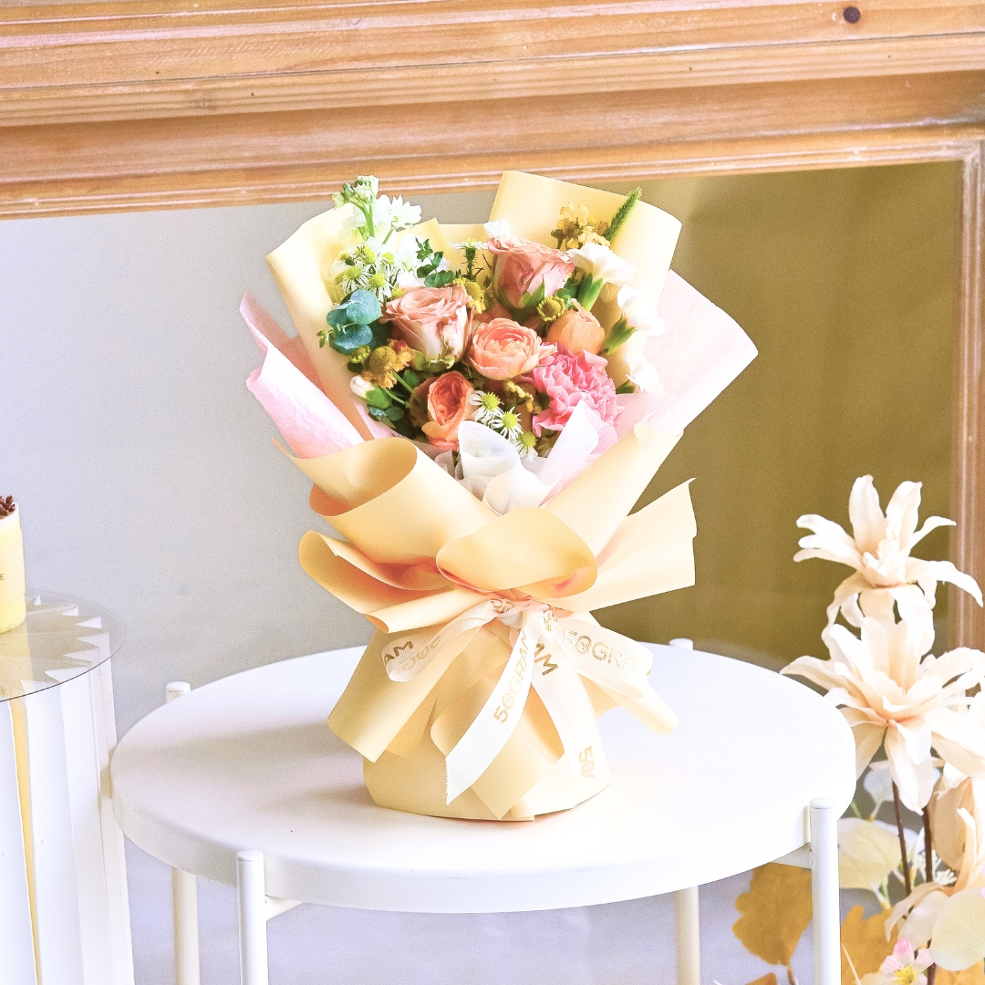 Caramel cloud cappuccino roses hand bouquet - image 10