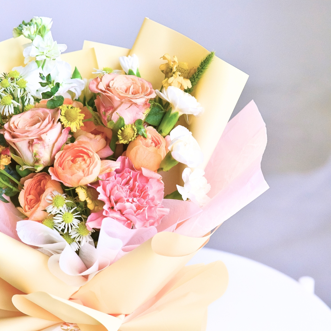 Caramel cloud cappuccino roses hand bouquet - image 11