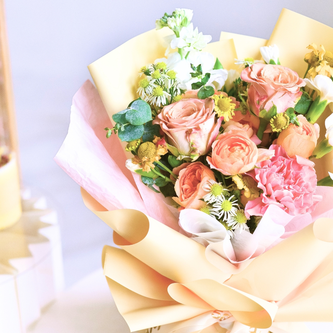 Caramel cloud cappuccino roses hand bouquet - image 12