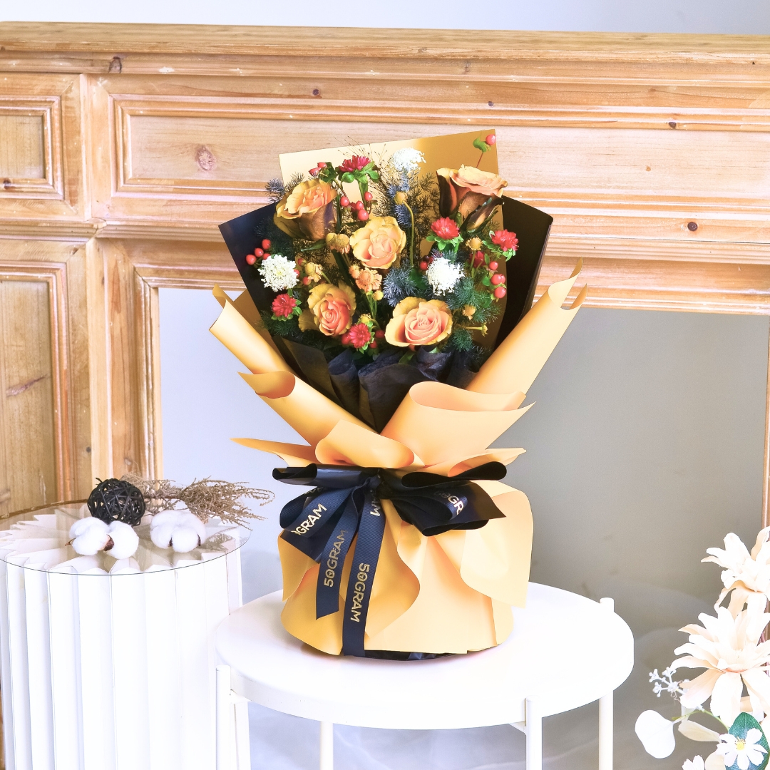 Pumpkin kiss orange roses hand bouquet - image 4